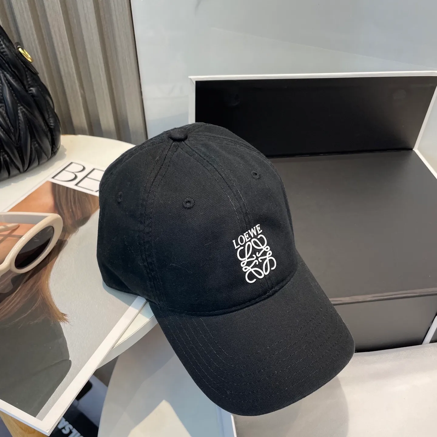P54 dust bag 👒LOEWE👒LOEWE's new original design baseball cap🧢Super good texture, standard external line positioning, fine workmanship, simple and elegant, low price and high volume!