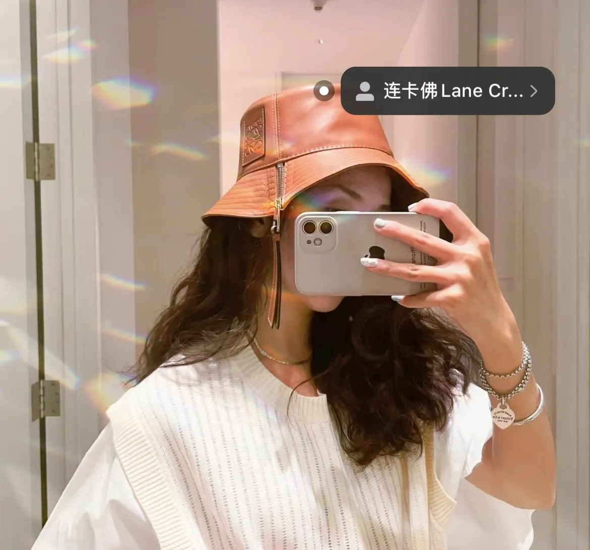 P70 LOEWE's new patchwork zipper lambskin bucket hat. This bucket hat is made of rich textured lambskin. The zipper detail on the brim brings a modern twist, and the patchwork adds a touch of recognition, helping you easily create a modern and fashionable look.