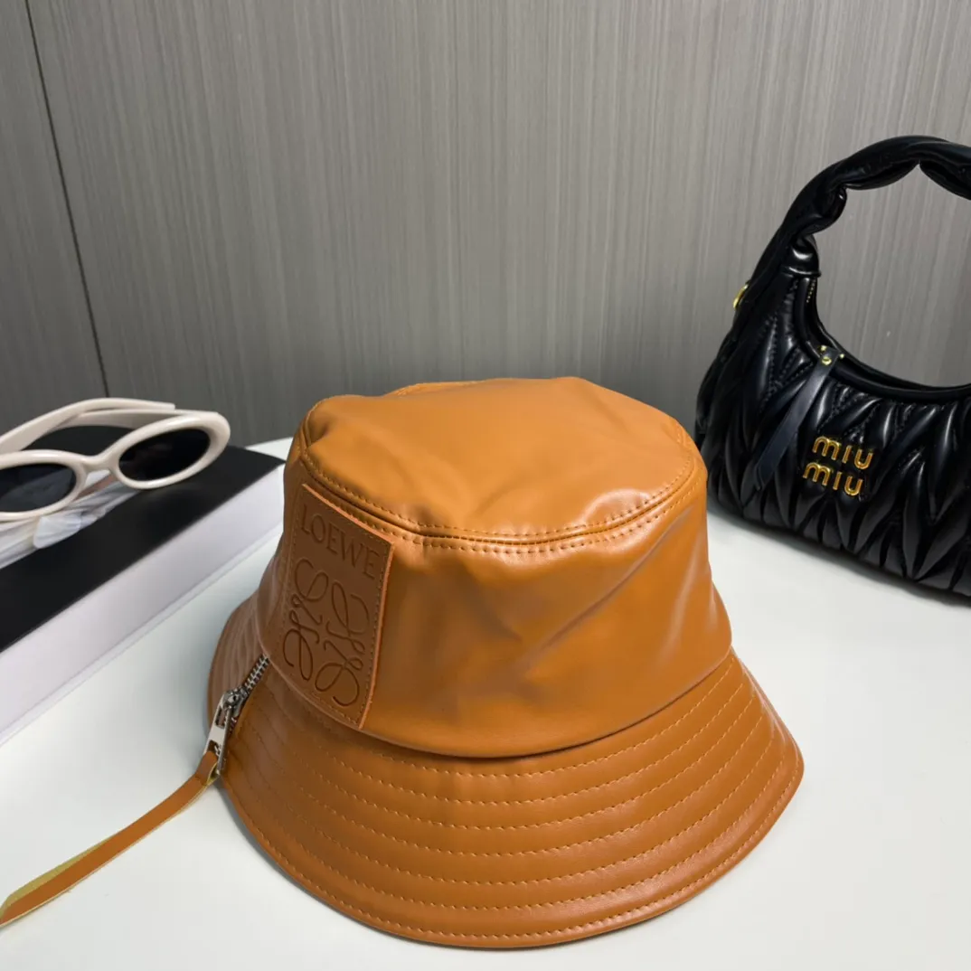 P70 LOEWE's new patchwork zipper lambskin bucket hat. This bucket hat is made of rich textured lambskin. The zipper detail on the brim brings a modern twist, and the patchwork adds a touch of recognition, helping you easily create a modern and fashionable look.