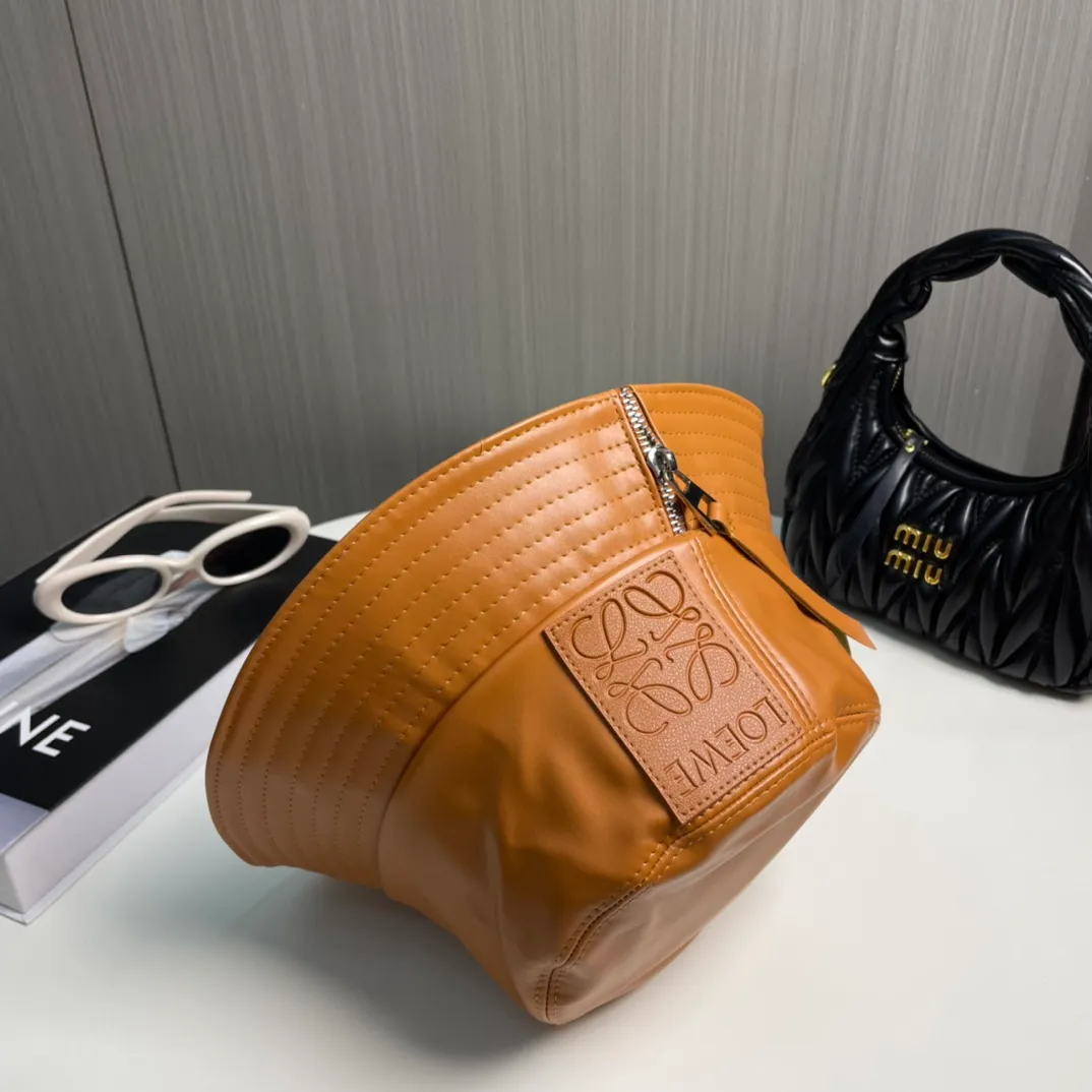 P70 LOEWE's new patchwork zipper lambskin bucket hat. This bucket hat is made of rich textured lambskin. The zipper detail on the brim brings a modern twist, and the patchwork adds a touch of recognition, helping you easily create a modern and fashionable look.
