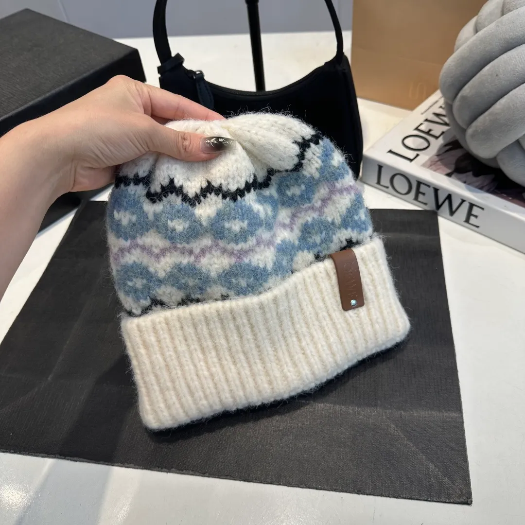 P70 LOEWE 💠Autumn and winter thick knitted beanie, available in multiple colors to suit all styles, love it so much❗️ 💟💟Striped thick knitted hat satisfies my fantasy of knitted hats〰️ High-looking ins thick knitted beanie, versatile and loose, showing off your face!