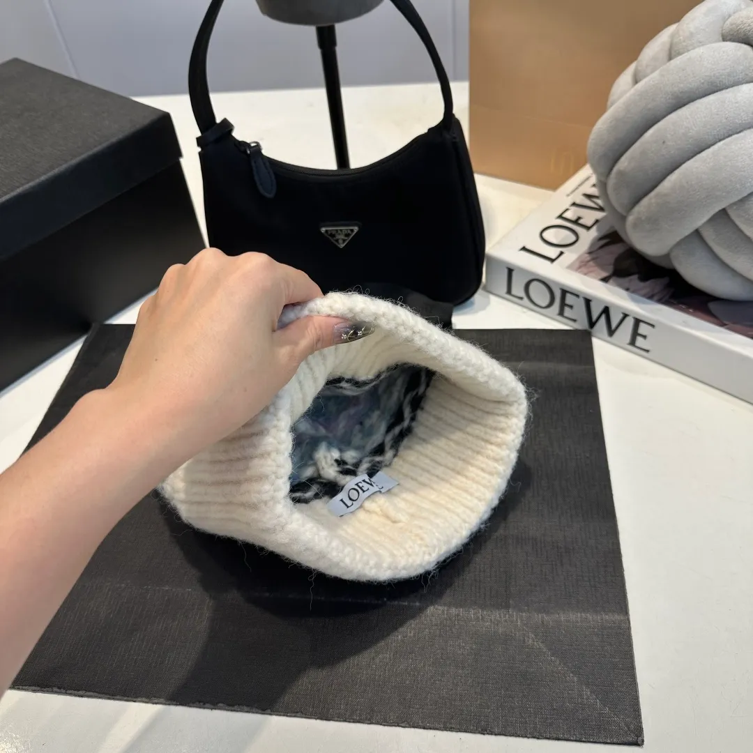 P70 LOEWE 💠Autumn and winter thick knitted beanie, available in multiple colors to suit all styles, love it so much❗️ 💟💟Striped thick knitted hat satisfies my fantasy of knitted hats〰️ High-looking ins thick knitted beanie, versatile and loose, showing off your face!