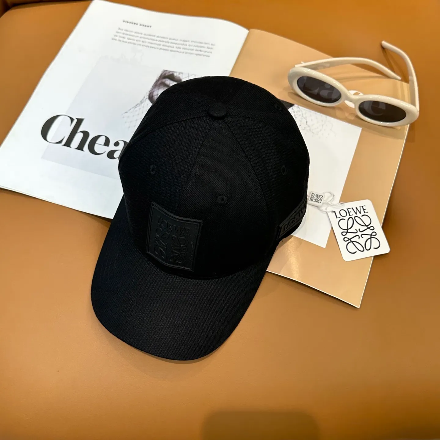P56 comes with dust bag 👒LOEWE👒LOEWE's new original original design baseball cap🧢Super good texture, standard external line positioning, fine workmanship, simple atmosphere and low price!