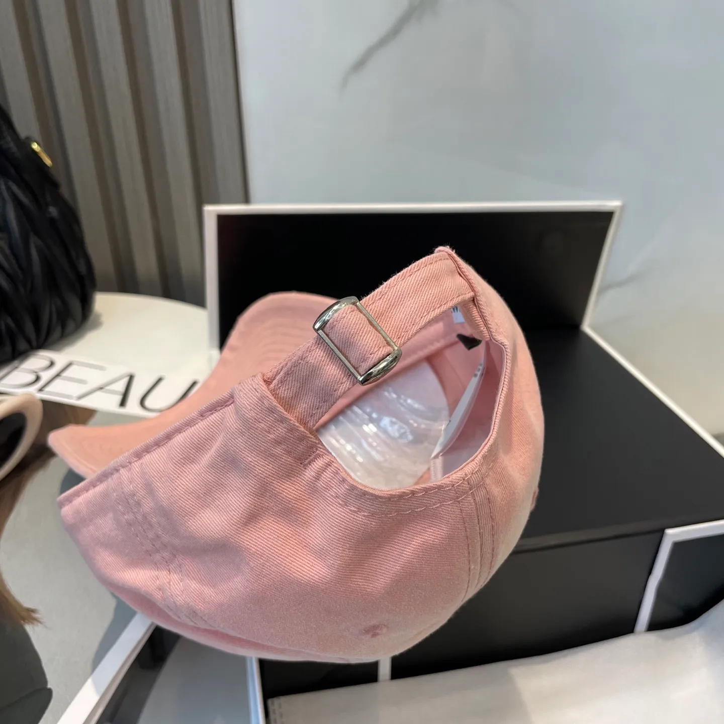 P60 dust bag 👒LOEWE👒LOEWE gradient color new original original design baseball cap🧢Super good texture, standard external line positioning, fine workmanship, simple and elegant, low price and high volume!