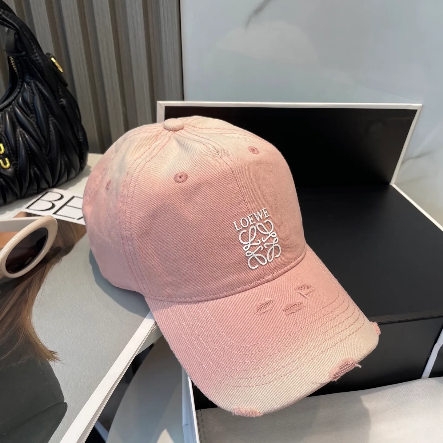 P60 dust bag 👒LOEWE👒LOEWE gradient color new original original design baseball cap🧢Super good texture, standard external line positioning, fine workmanship, simple and elegant, low price and high volume!
