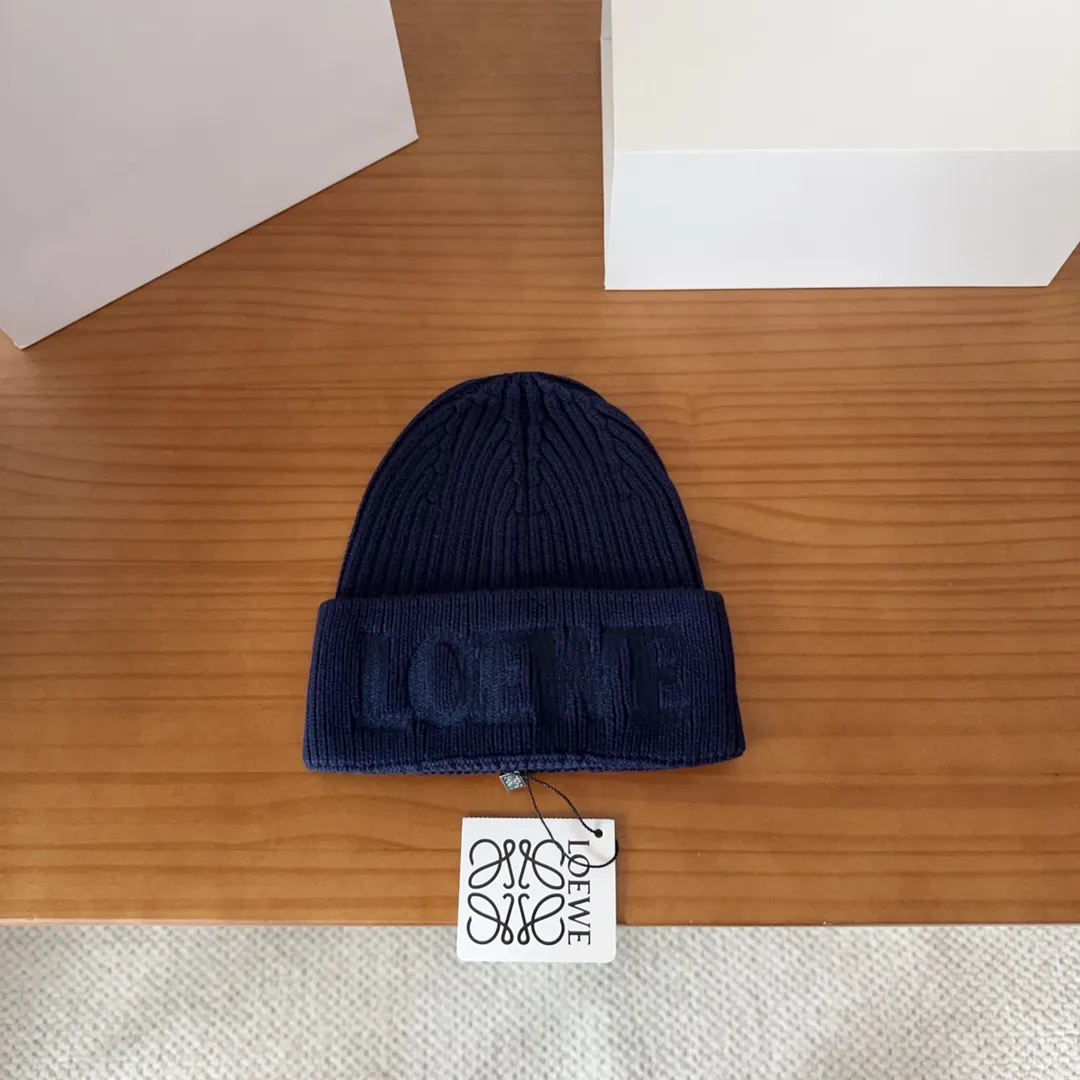💰60 LOEWE 💠Autumn and winter thick knitted beanie, available in multiple colors to suit all styles, love it❗️ 💟💟Striped thick knitted hat satisfies my fantasy of knitted hats〰️ High-looking ins thick knitted beanie, versatile and loose, showing off your face!