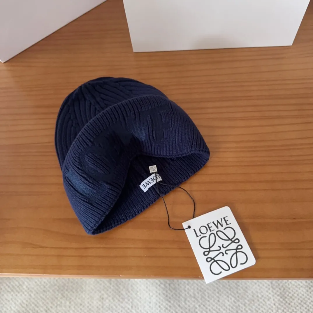 💰60 LOEWE 💠Autumn and winter thick knitted beanie, available in multiple colors to suit all styles, love it❗️ 💟💟Striped thick knitted hat satisfies my fantasy of knitted hats〰️ High-looking ins thick knitted beanie, versatile and loose, showing off your face!