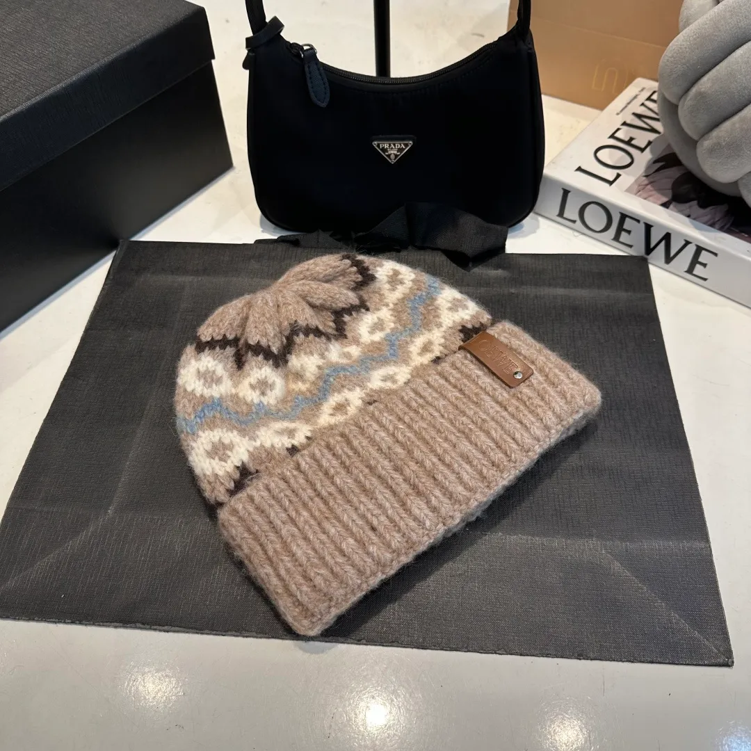P70 LOEWE 💠Autumn and winter thick knitted beanie, available in multiple colors to suit all styles, love it so much❗️ 💟💟Striped thick knitted hat satisfies my fantasy of knitted hats〰️ High-looking ins thick knitted beanie, versatile and loose, showing off your face!