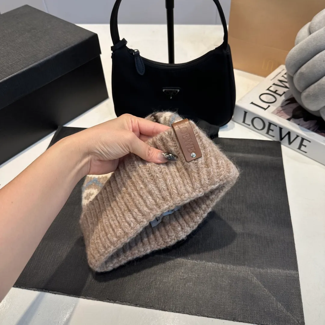 P70 LOEWE 💠Autumn and winter thick knitted beanie, available in multiple colors to suit all styles, love it so much❗️ 💟💟Striped thick knitted hat satisfies my fantasy of knitted hats〰️ High-looking ins thick knitted beanie, versatile and loose, showing off your face!