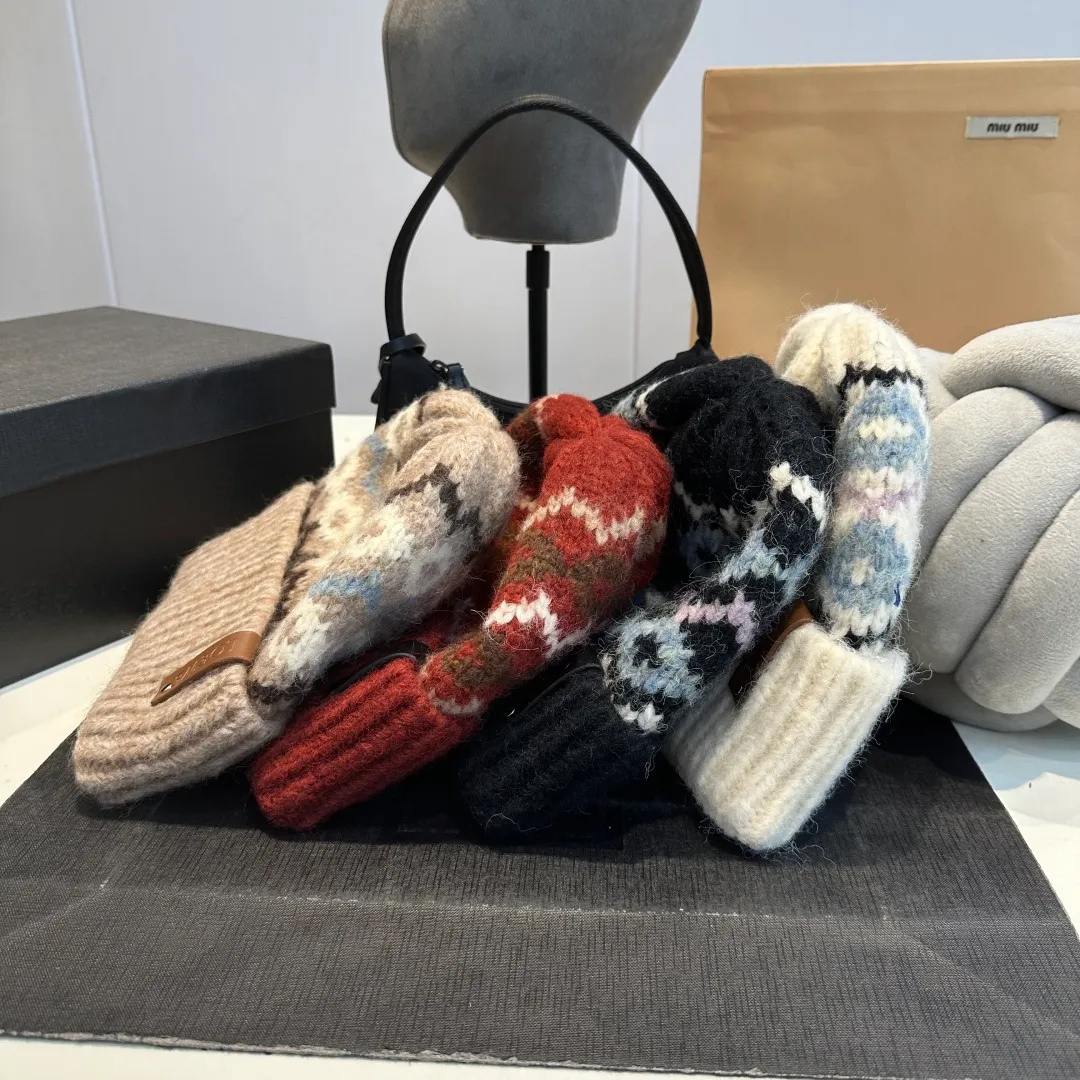 P70 LOEWE 💠Autumn and winter thick knitted beanie, available in multiple colors to suit all styles, love it so much❗️ 💟💟Striped thick knitted hat satisfies my fantasy of knitted hats〰️ High-looking ins thick knitted beanie, versatile and loose, showing off your face!