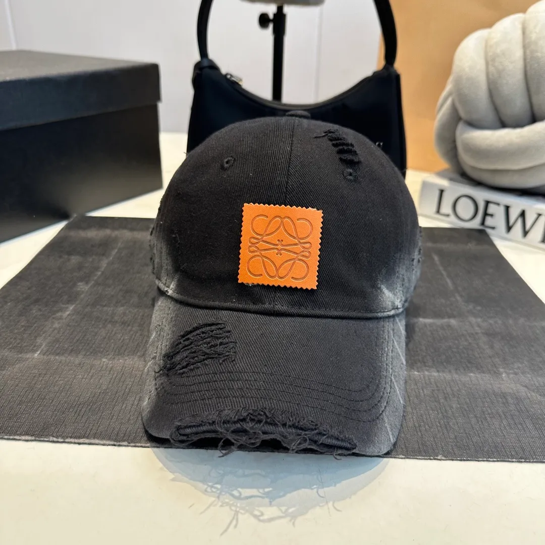 P60 Loewe Loewe's new washed distressed denim baseball cap. Newly launched washed denim series, casual and versatile wardrobe matching tool.