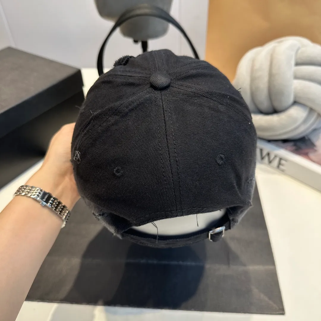 P60 Loewe Loewe's new washed distressed denim baseball cap. Newly launched washed denim series, casual and versatile wardrobe matching tool.
