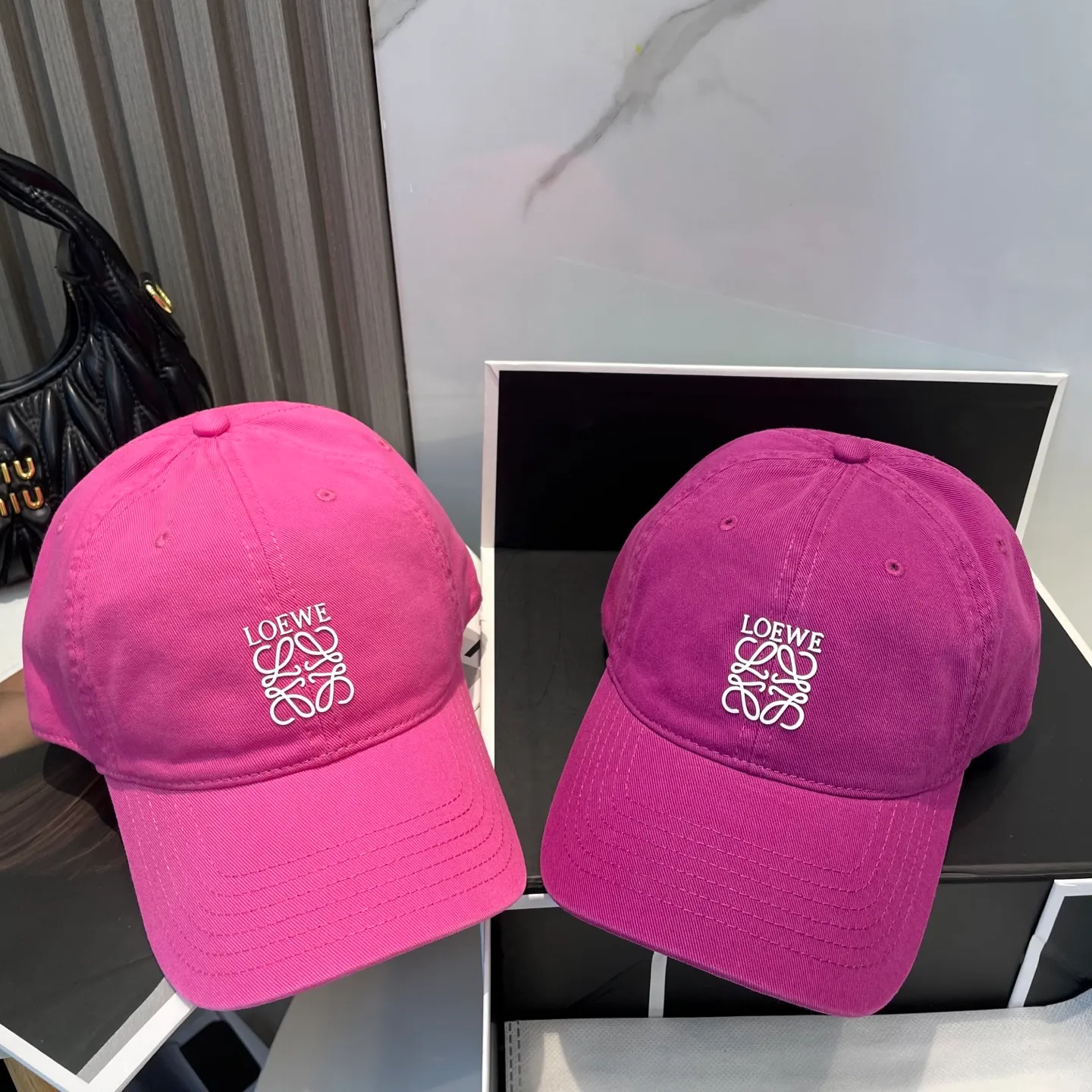P54 dust bag 👒LOEWE👒LOEWE's new original design baseball cap🧢Super good texture, standard external line positioning, fine workmanship, simple and elegant, low price and high volume!