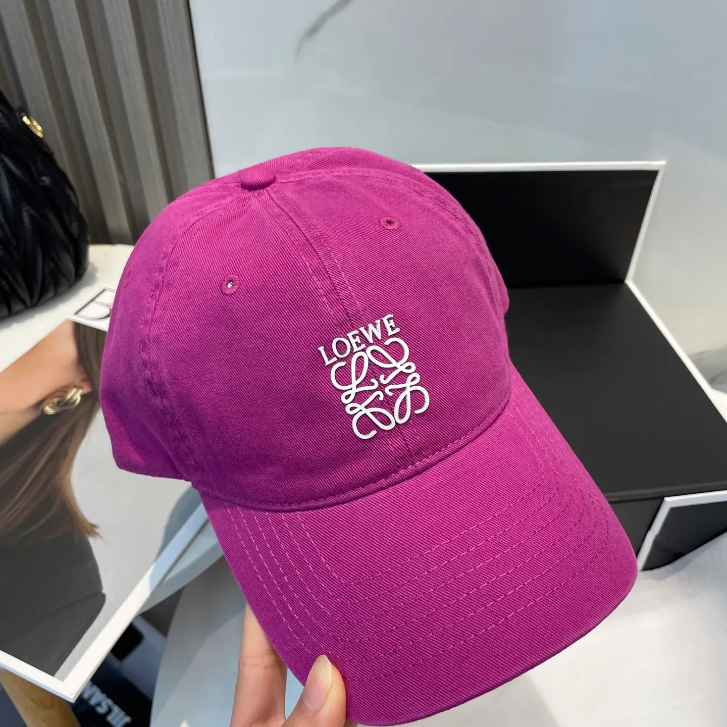 P54 dust bag 👒LOEWE👒LOEWE's new original design baseball cap🧢Super good texture, standard external line positioning, fine workmanship, simple and elegant, low price and high volume!