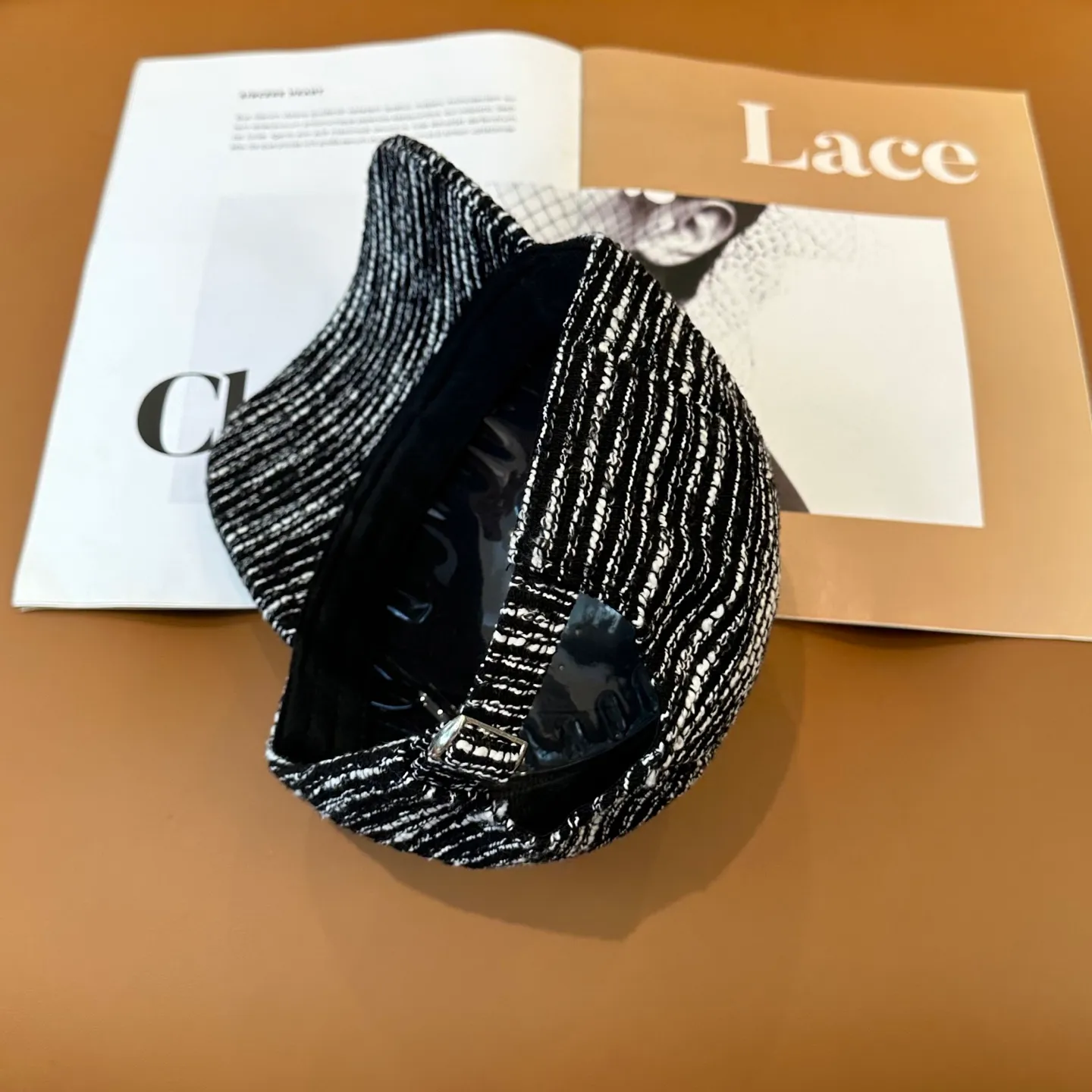 P60 Loewe's new autumn/winter baseball cap is a good-looking, sun-blocking and wind-blocking all-season model. You can wear it with your eyes closed and it won't look out of place! The fit is quite wide and the fabric is very good.