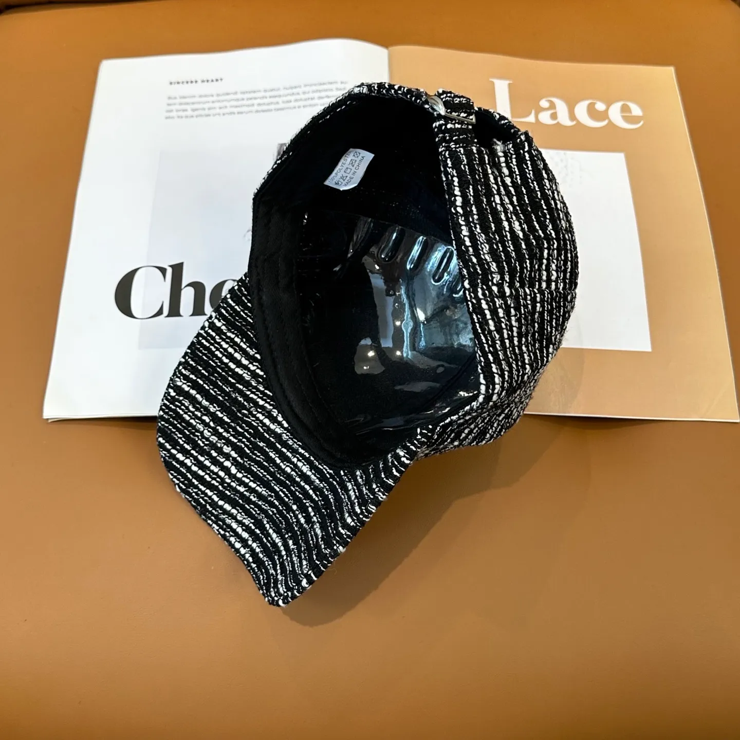 P60 Loewe's new autumn/winter baseball cap is a good-looking, sun-blocking and wind-blocking all-season model. You can wear it with your eyes closed and it won't look out of place! The fit is quite wide and the fabric is very good.
