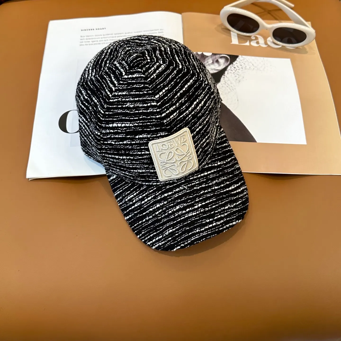 P60 Loewe's new autumn/winter baseball cap is a good-looking, sun-blocking and wind-blocking all-season model. You can wear it with your eyes closed and it won't look out of place! The fit is quite wide and the fabric is very good.