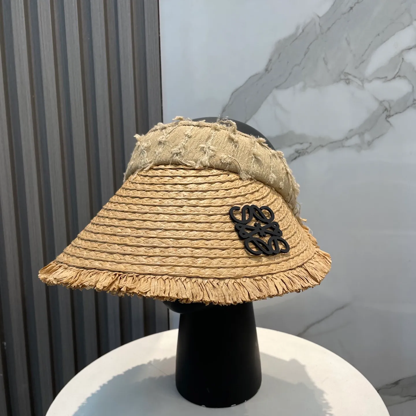 P76 LOEWE's new hollow-top hat is a sun hat that you'll fall in love with at first glance. In summer, you need a unique hat to reduce eye pressure. This elegant hollow-top hat is very suitable!