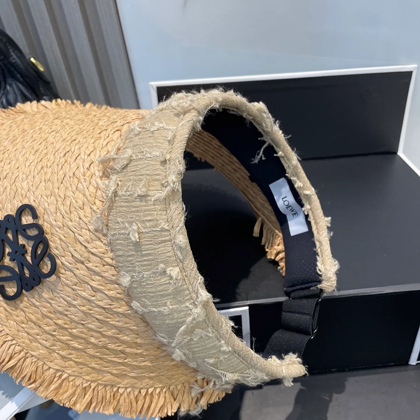 P76 LOEWE's new hollow-top hat is a sun hat that you'll fall in love with at first glance. In summer, you need a unique hat to reduce eye pressure. This elegant hollow-top hat is very suitable!