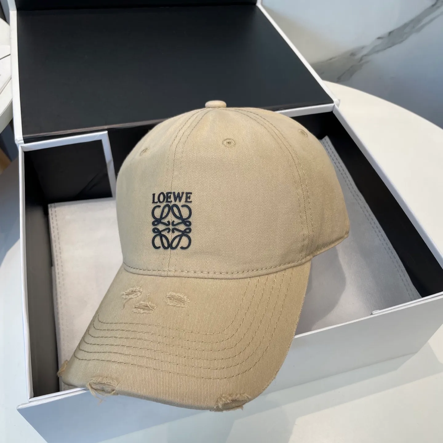 P50 dust bag 👒LOEWE👒LOEWE gradient color new original original design baseball cap🧢Super good texture, standard external line positioning, fine workmanship, simple and elegant, low price and high volume!
