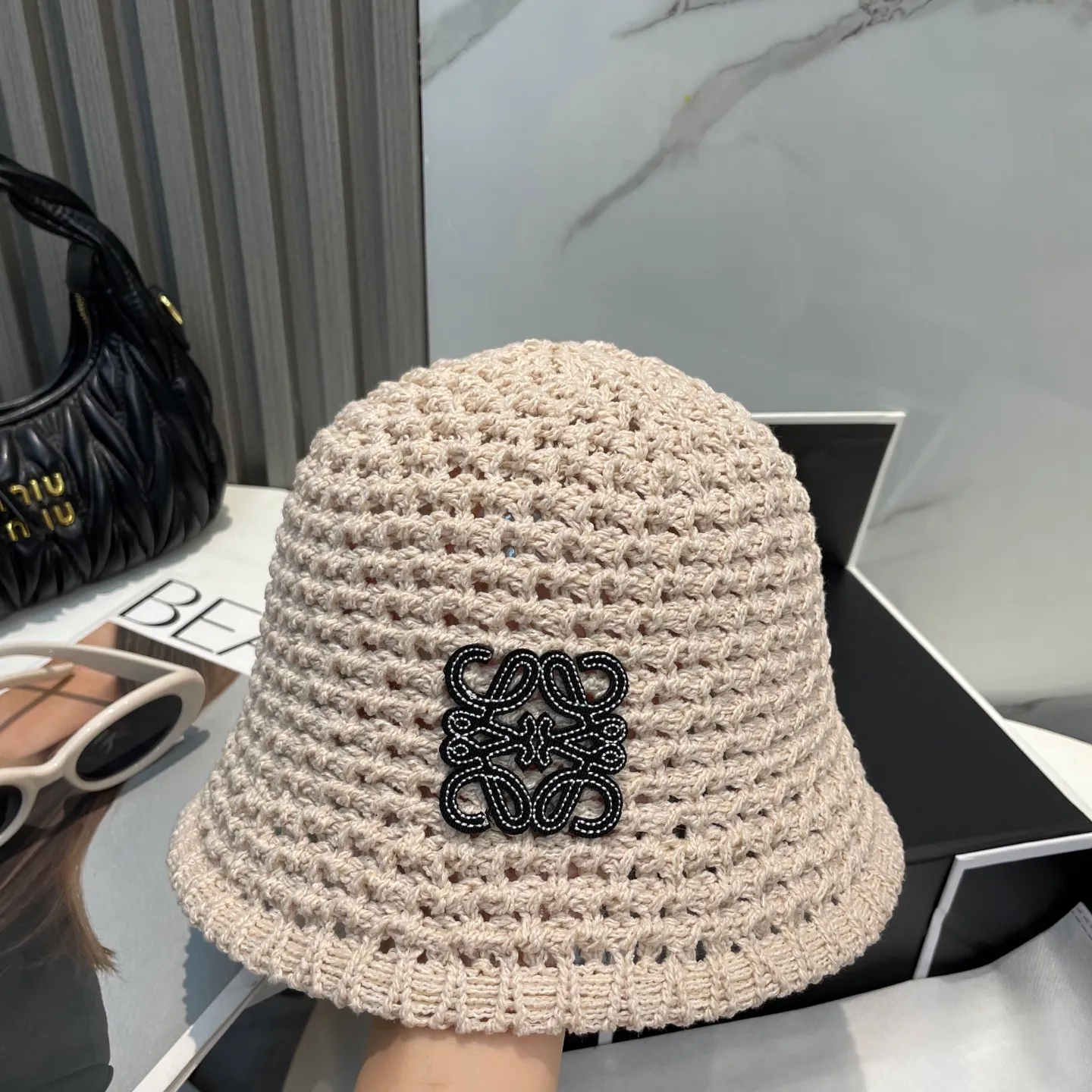 P66 LOEWE's new knitted basin hat, made of high density, a super tasteful knitted hat ~ the first choice for going out on the street! The shape of the hat is super nice, the color is perfect, and it’s light to carry! A must-have for little fairies🧚Head circumference 57cm