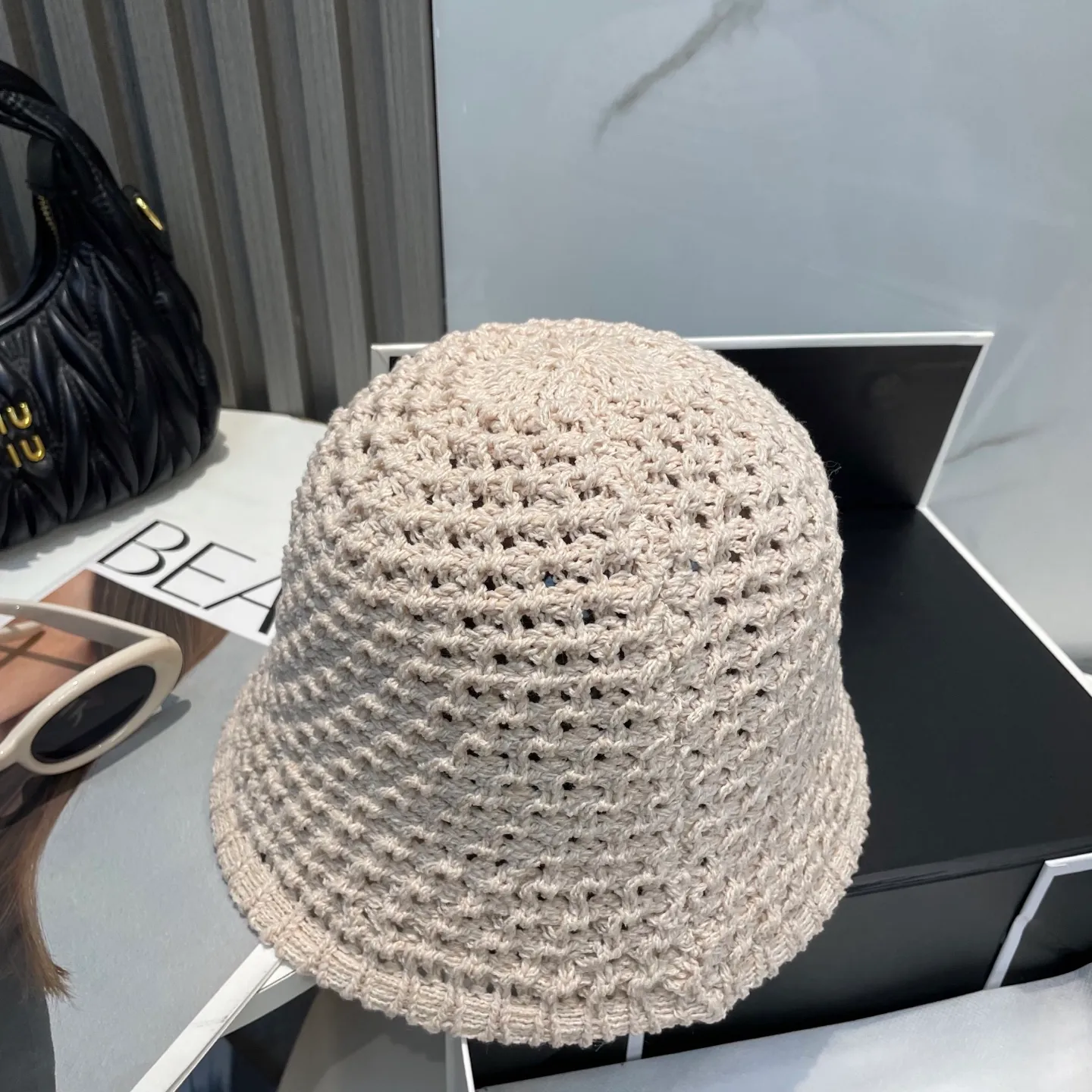 P66 LOEWE's new knitted basin hat, made of high density, a super tasteful knitted hat ~ the first choice for going out on the street! The shape of the hat is super nice, the color is perfect, and it’s light to carry! A must-have for little fairies🧚Head circumference 57cm