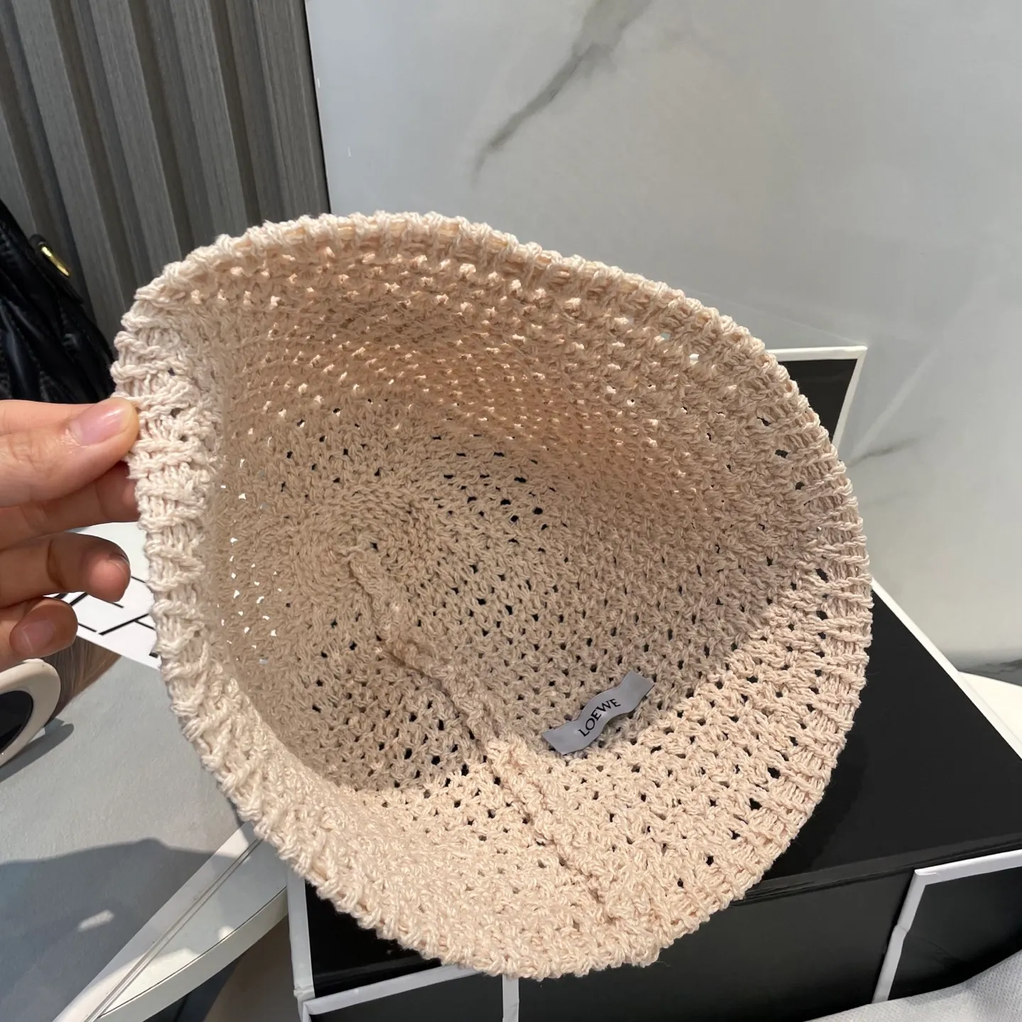 P66 LOEWE's new knitted basin hat, made of high density, a super tasteful knitted hat ~ the first choice for going out on the street! The shape of the hat is super nice, the color is perfect, and it’s light to carry! A must-have for little fairies🧚Head circumference 57cm