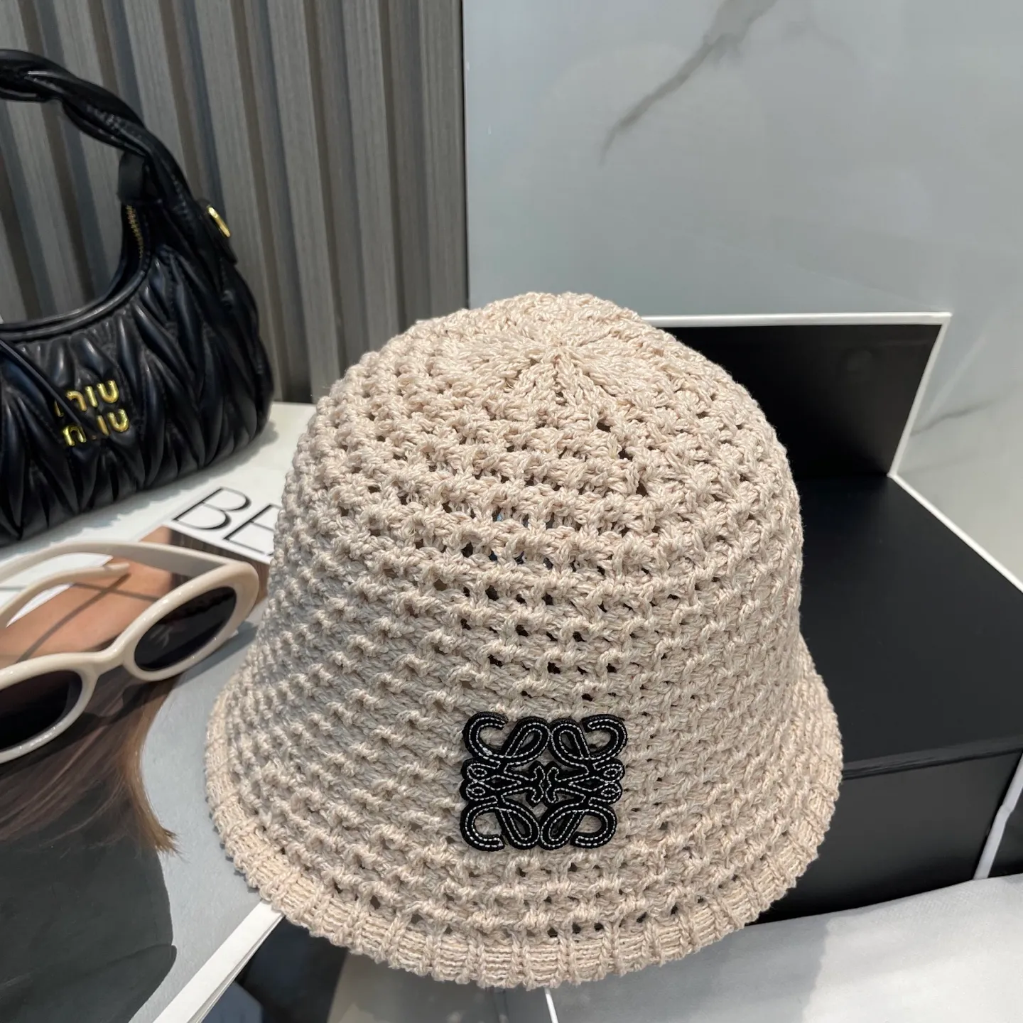 P66 LOEWE's new knitted basin hat, made of high density, a super tasteful knitted hat ~ the first choice for going out on the street! The shape of the hat is super nice, the color is perfect, and it’s light to carry! A must-have for little fairies🧚Head circumference 57cm