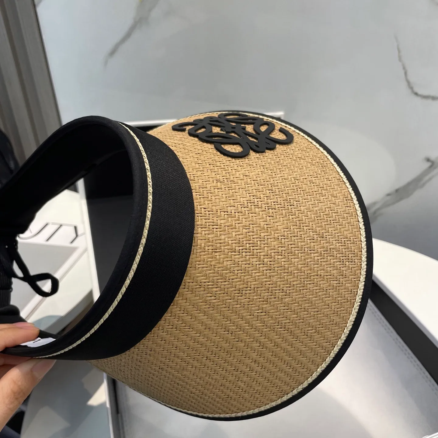 P50 LOEWE's new hollow-top hat is a sun hat you'll fall in love with at first glance. In summer, you need a unique hat to reduce eye pressure. This elegant hollow-top hat is very suitable!