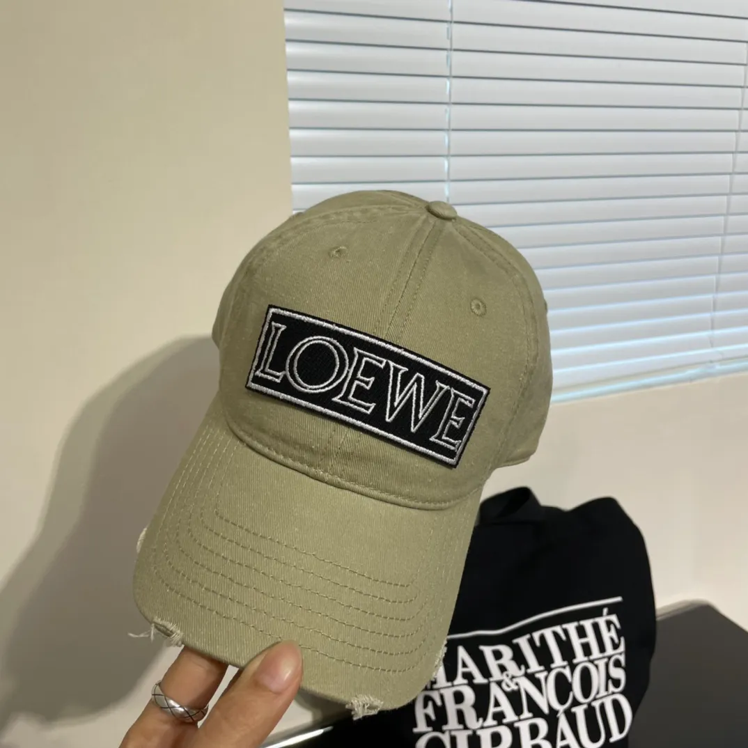 P56 LOEWE's new washed denim baseball cap. Classic LOEWE embroidered logo. Same style for men and women. Versatile and breathable, can be worn in all seasons.