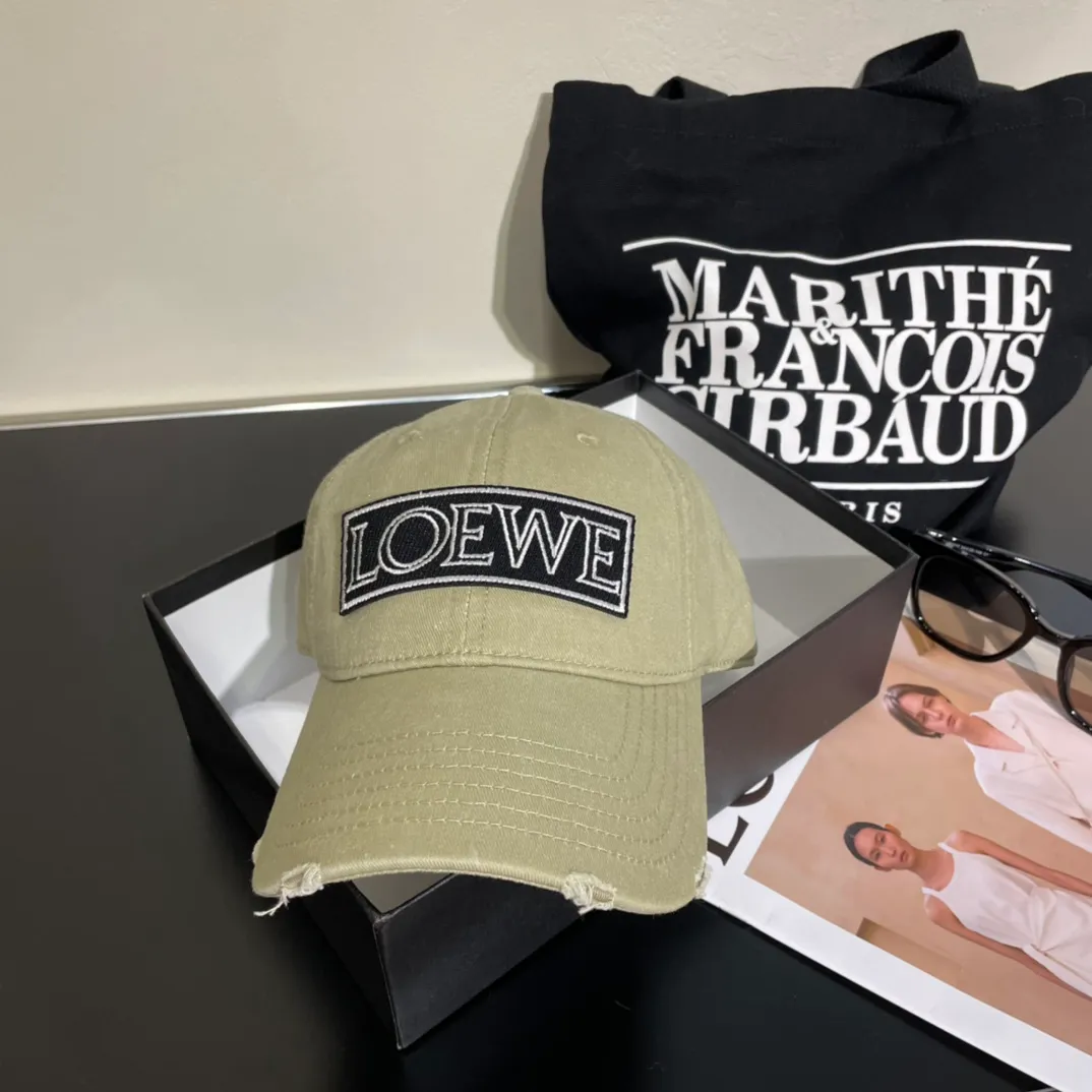 P56 LOEWE's new washed denim baseball cap. Classic LOEWE embroidered logo. Same style for men and women. Versatile and breathable, can be worn in all seasons.