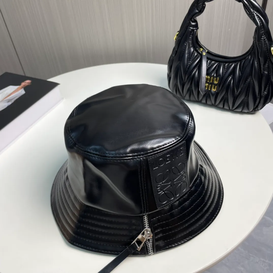 P70 LOEWE's new patchwork zipper lambskin bucket hat. This bucket hat is made of rich textured lambskin. The zipper detail on the brim brings a modern twist, and the patchwork adds a touch of recognition, helping you easily create a modern and fashionable look.