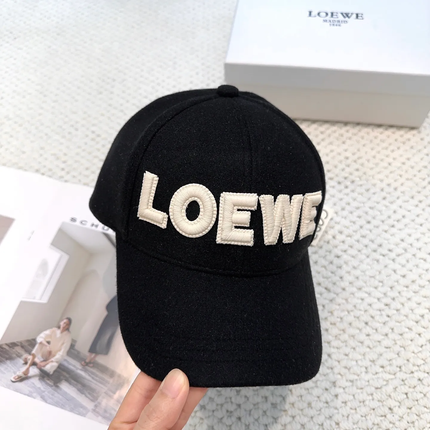 P70 🧢Loewe~New autumn and winter baseball cap🧢, simple embroidered classic logo, super texture👍, exquisite big-name style, a must-have artifact for goddesses, couple style