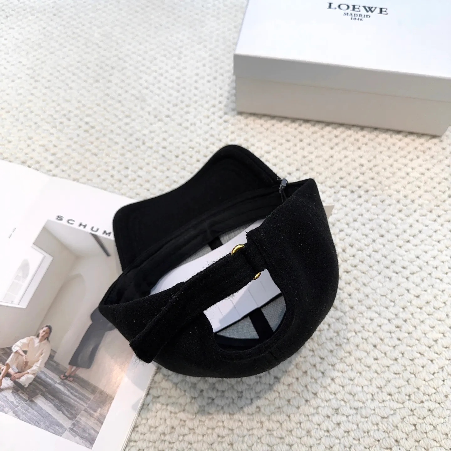 P70 🧢Loewe~New autumn and winter baseball cap🧢, simple embroidered classic logo, super texture👍, exquisite big-name style, a must-have artifact for goddesses, couple style