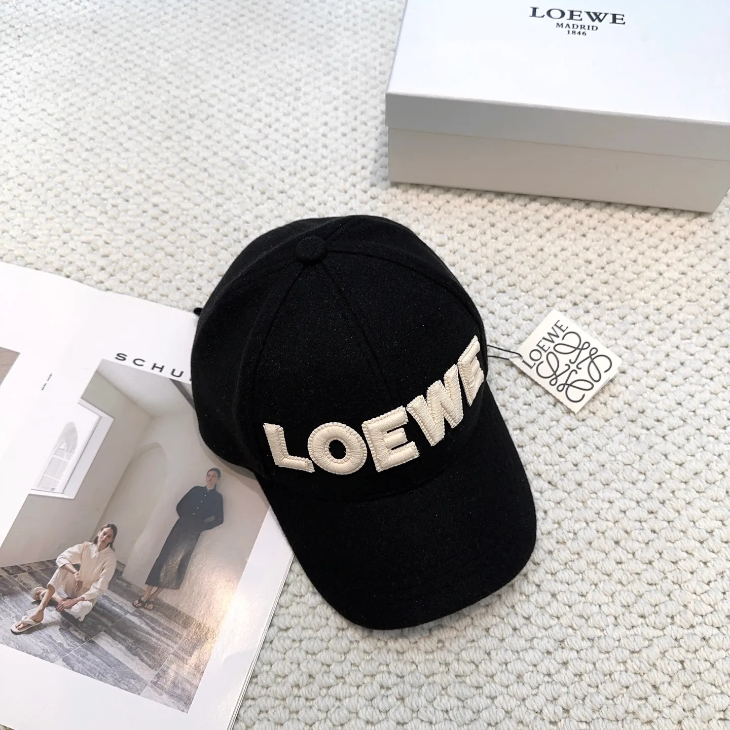 P70 🧢Loewe~New autumn and winter baseball cap🧢, simple embroidered classic logo, super texture👍, exquisite big-name style, a must-have artifact for goddesses, couple style