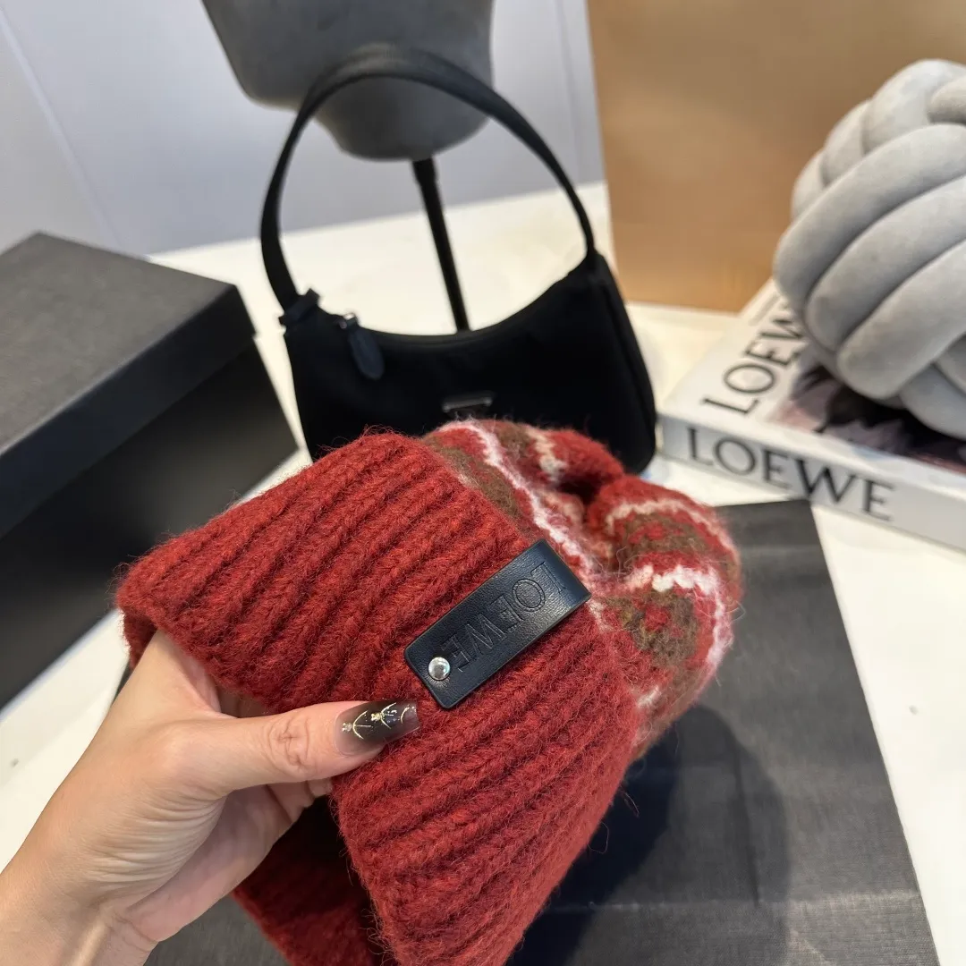 P70 LOEWE 💠Autumn and winter thick knitted beanie, available in multiple colors to suit all styles, love it so much❗️ 💟💟Striped thick knitted hat satisfies my fantasy of knitted hats〰️ High-looking ins thick knitted beanie, versatile and loose, showing off your face!
