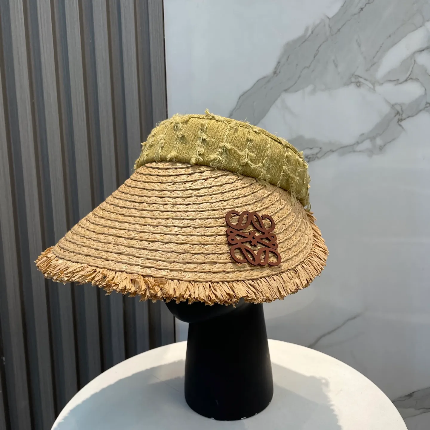 P76 LOEWE's new hollow-top hat is a sun hat that you'll fall in love with at first glance. In summer, you need a unique hat to reduce eye pressure. This elegant hollow-top hat is very suitable!