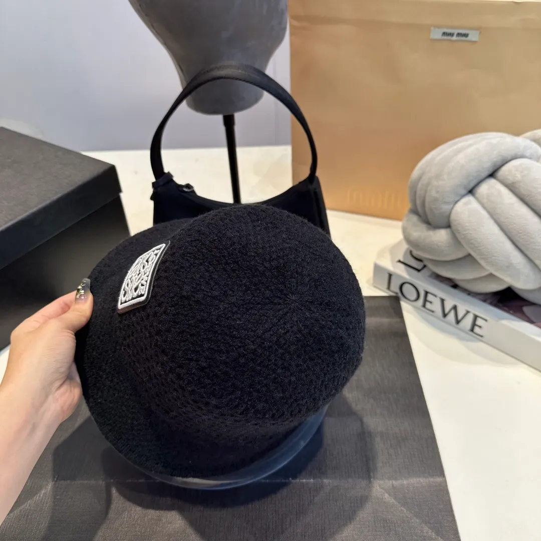 P60 LOEWE winter warm fisherman hat. Be an atmospheric autumn and winter girl. The leather logo will never get tired of it. The lamb wool lining is warm and comfortable. It is good-looking and versatile for a good-looking fisherman.