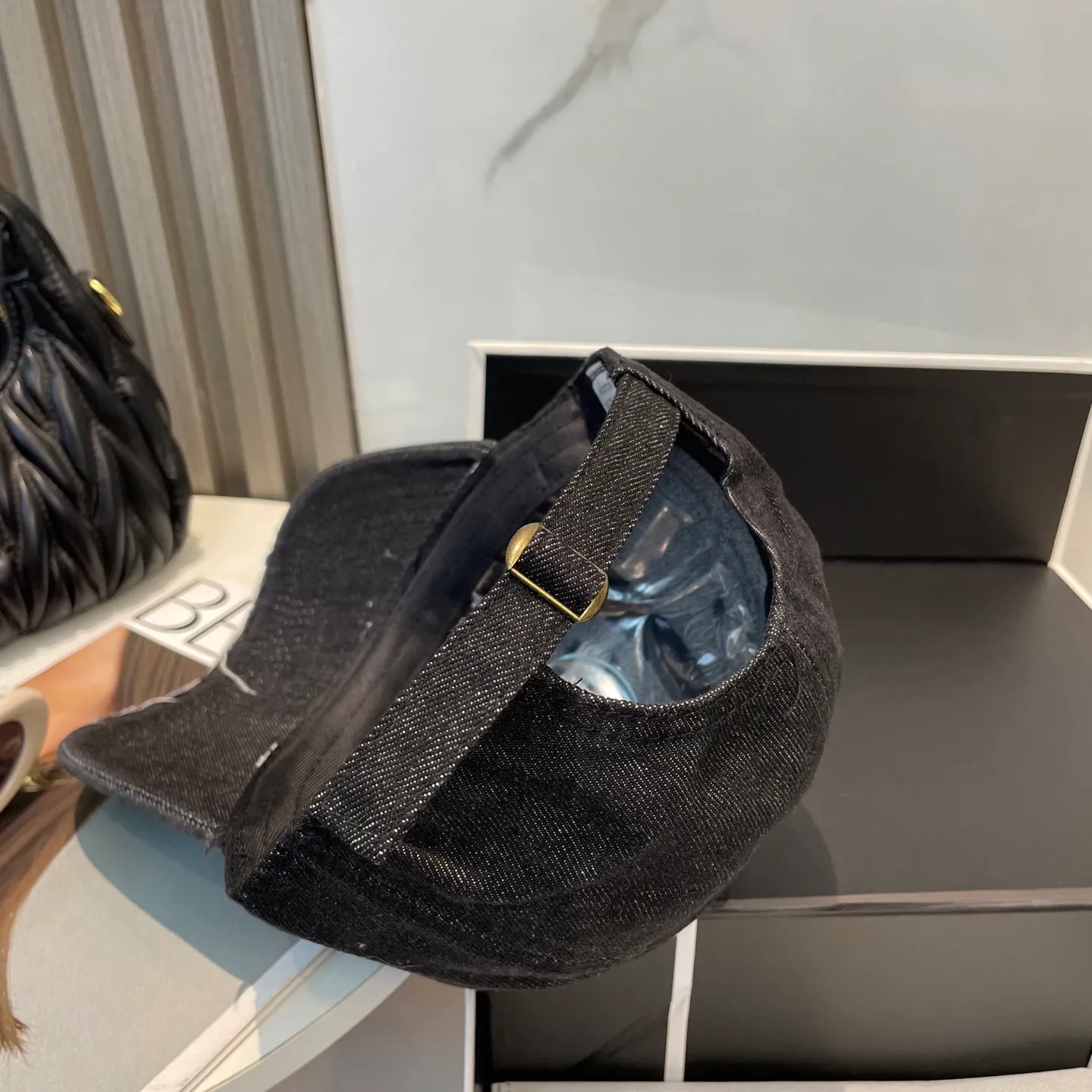 P66 LOEWE's new ripped washed denim baseball cap. Classic LOEWE embroidered logo. Same style for men and women. Versatile and breathable, can be worn in all seasons.