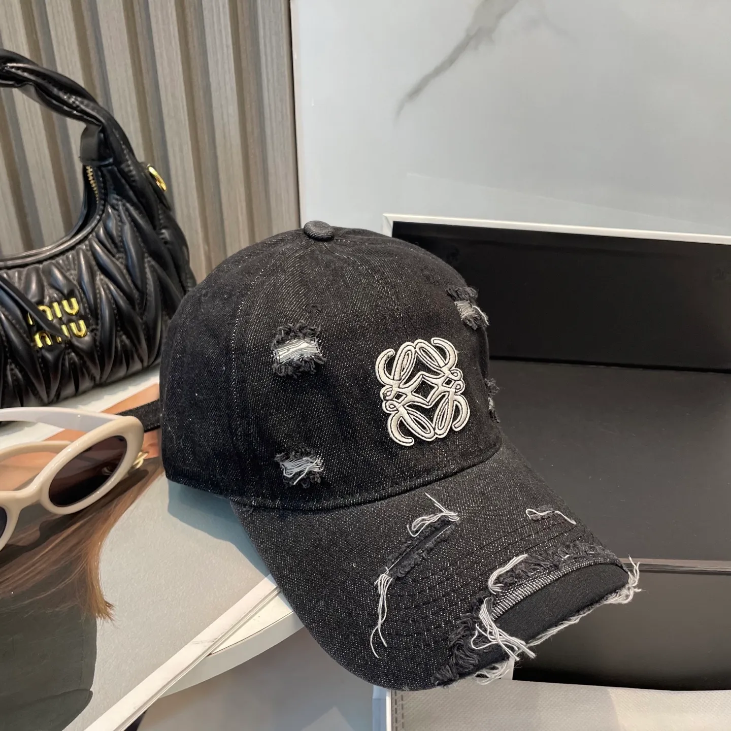 P66 LOEWE's new ripped washed denim baseball cap. Classic LOEWE embroidered logo. Same style for men and women. Versatile and breathable, can be worn in all seasons.