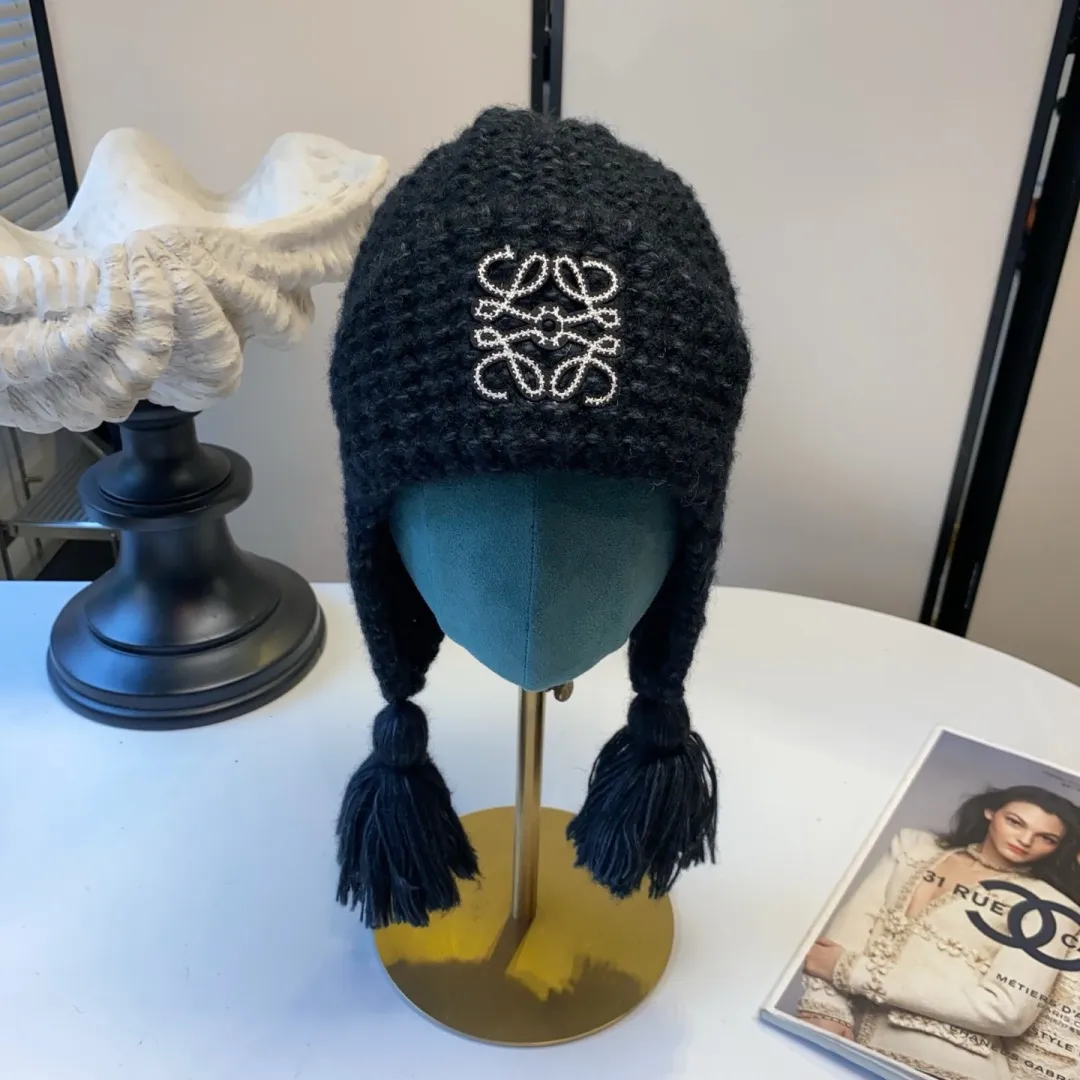 💰110¥ 🆕25 autumn and winter new style ⚜️Loewe LOGO knitted ear protection hat 🛒High quality star internet celebrity same style ✨Beige Black Brown Blue