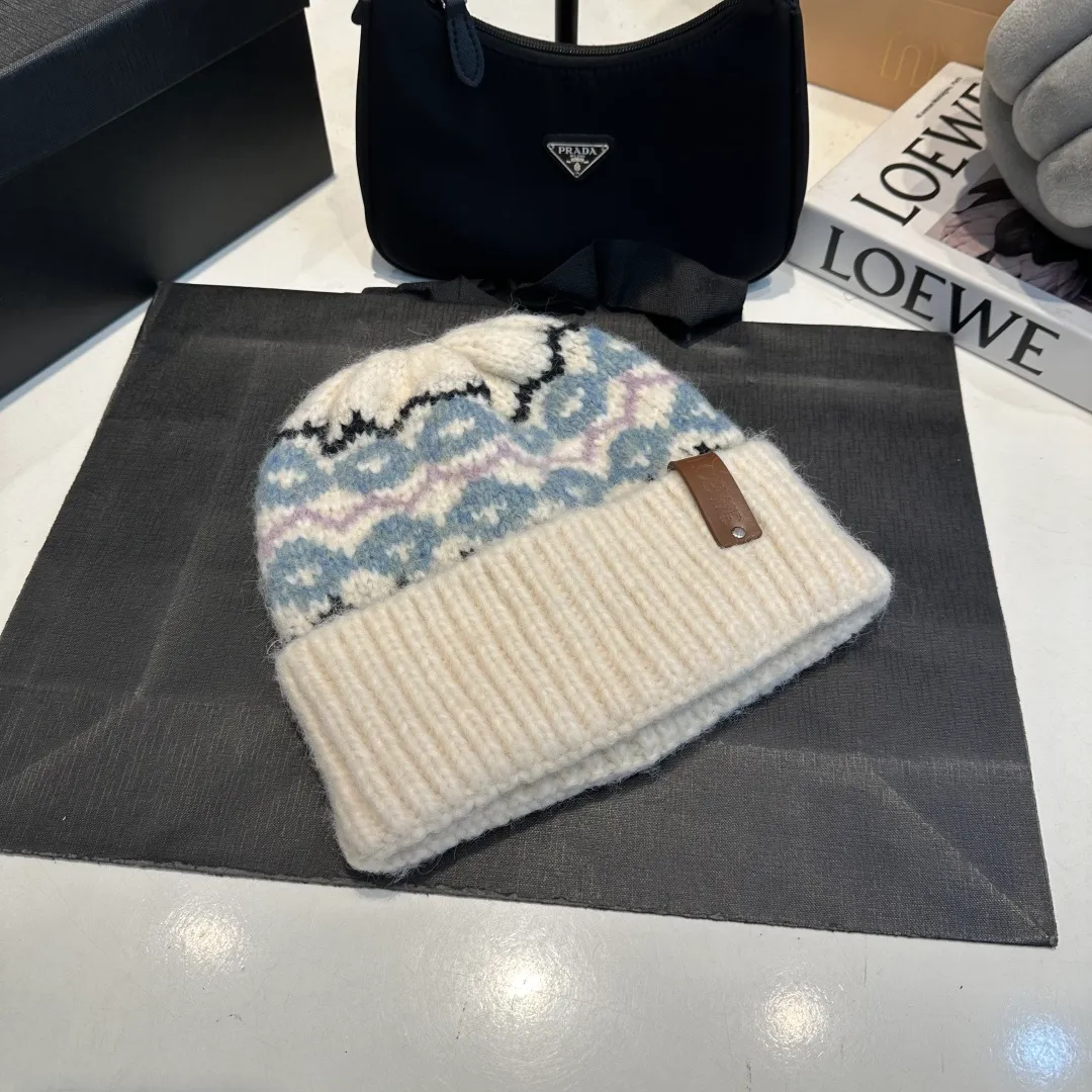 P70 LOEWE 💠Autumn and winter thick knitted beanie, available in multiple colors to suit all styles, love it so much❗️ 💟💟Striped thick knitted hat satisfies my fantasy of knitted hats〰️ High-looking ins thick knitted beanie, versatile and loose, showing off your face!