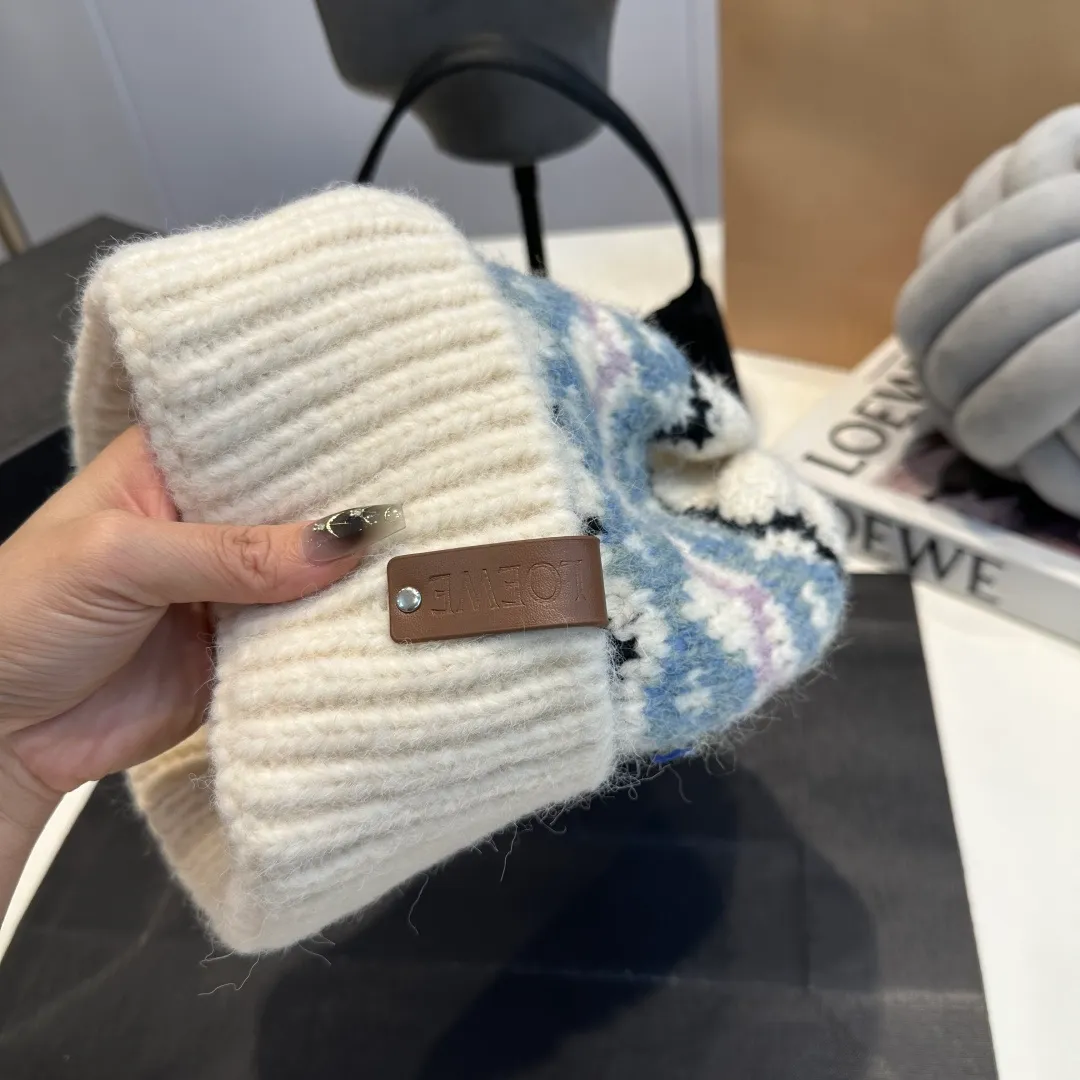 P70 LOEWE 💠Autumn and winter thick knitted beanie, available in multiple colors to suit all styles, love it so much❗️ 💟💟Striped thick knitted hat satisfies my fantasy of knitted hats〰️ High-looking ins thick knitted beanie, versatile and loose, showing off your face!