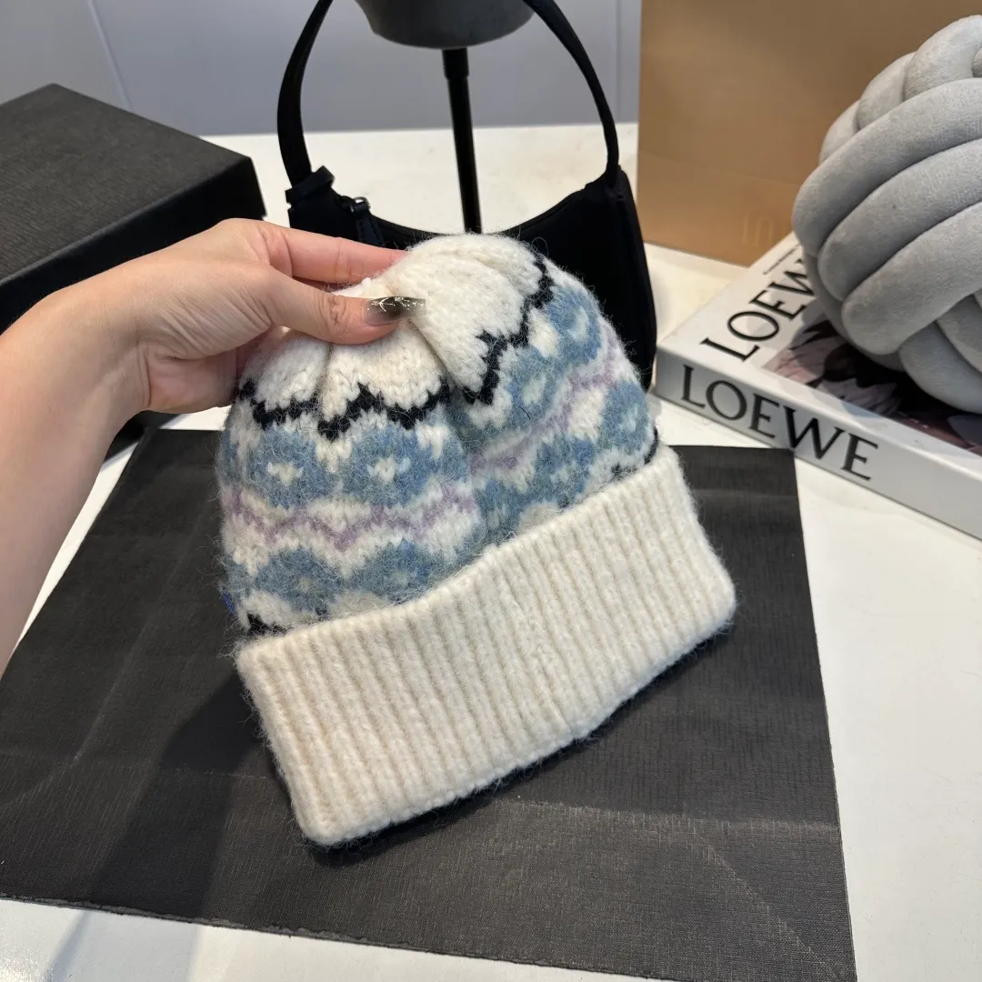 P70 LOEWE 💠Autumn and winter thick knitted beanie, available in multiple colors to suit all styles, love it so much❗️ 💟💟Striped thick knitted hat satisfies my fantasy of knitted hats〰️ High-looking ins thick knitted beanie, versatile and loose, showing off your face!