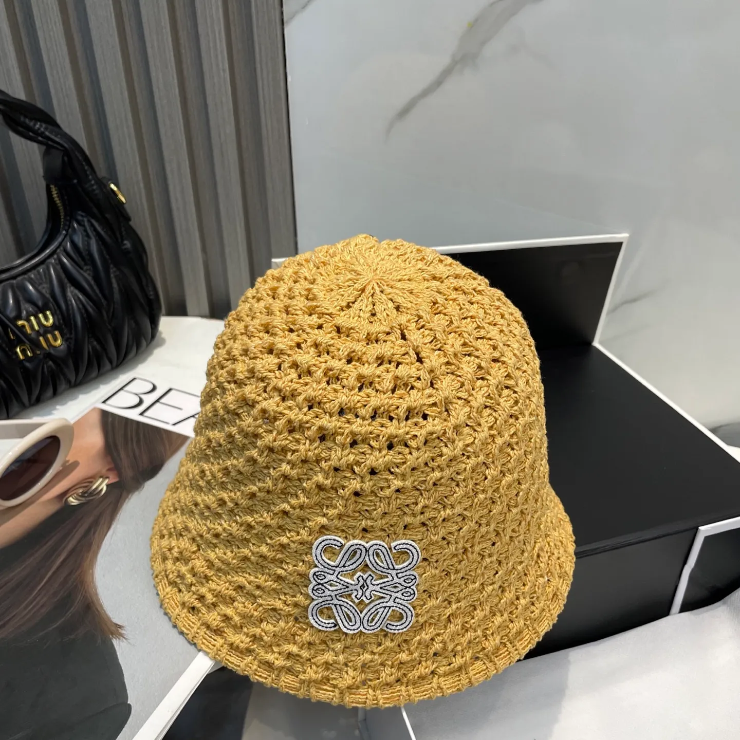 P66 LOEWE's new knitted basin hat, made of high density, a super tasteful knitted hat ~ the first choice for going out on the street! The shape of the hat is super nice, the color is perfect, and it’s light to carry! A must-have for little fairies🧚Head circumference 57cm