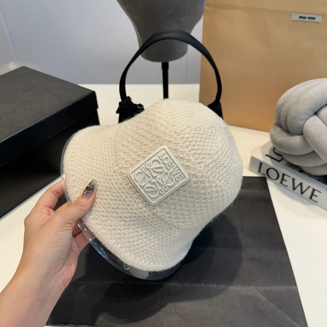 P60 LOEWE winter warm fisherman hat. Be an atmospheric autumn and winter girl. The leather logo will never get tired of it. The lamb wool lining is warm and comfortable. It is good-looking and versatile for a good-looking fisherman.