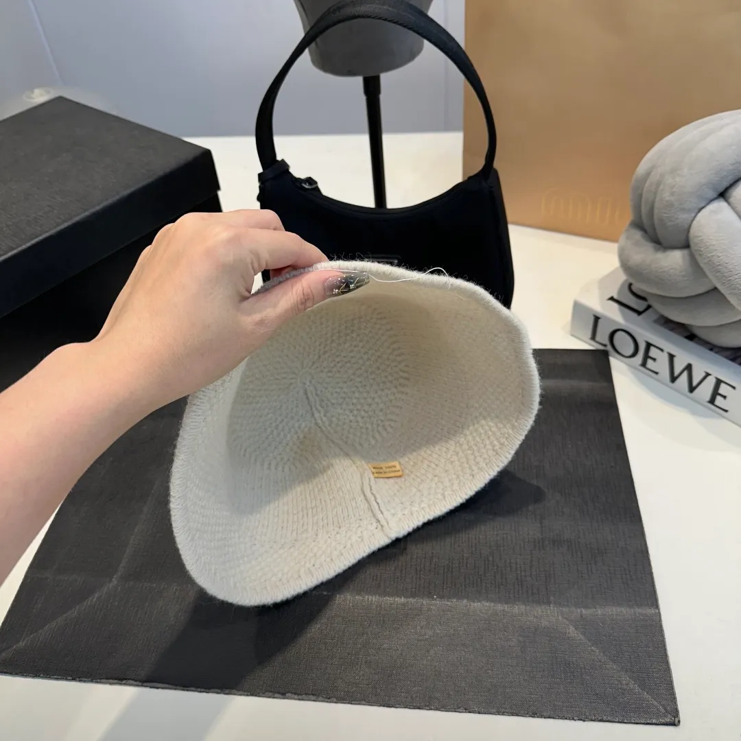 P60 LOEWE winter warm fisherman hat. Be an atmospheric autumn and winter girl. The leather logo will never get tired of it. The lamb wool lining is warm and comfortable. It is good-looking and versatile for a good-looking fisherman.