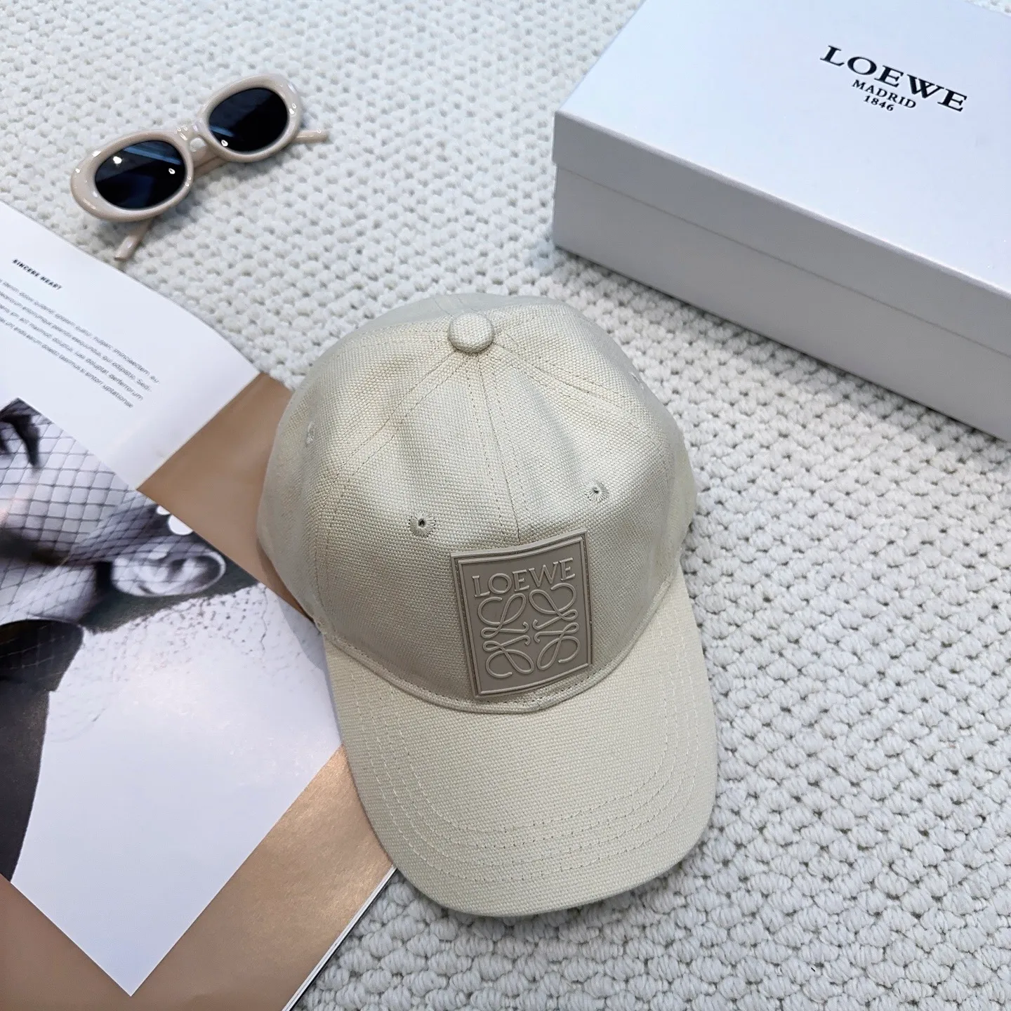P60 comes with dust bag 👒LOEWE👒LOEWE's new original original design baseball cap🧢Super good texture, standard external line positioning, fine workmanship, simple and elegant, low price and popular!