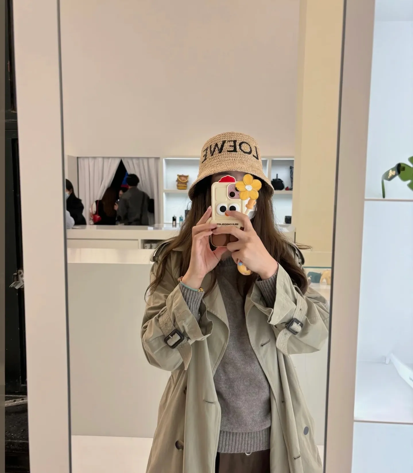 P140 Loewe/Luo Yiwei new spring and summer straw hat🎩【Upgraded version❗️This year's heavy industry upgrade is made of imported fine raffia, woven from it. Those who have bought raffia hats should know that the finer the raffia material, the more expensive the cost. 】Imported raffia straw hat with iconic letter logo design. It is very flattering and makes the V-face smaller in minutes. The shape is very impressive. The weaving texture of this hat is particularly high-end. The texture of the grass is very good. The shape of the hat is super flattering! Delicate but not exaggerated, it’s ok for everyday wear! Every fairy should have it｜It is an absolute fashionable necessity for summer beach vacationers or daily sun protection. Head circumference: 57cm.