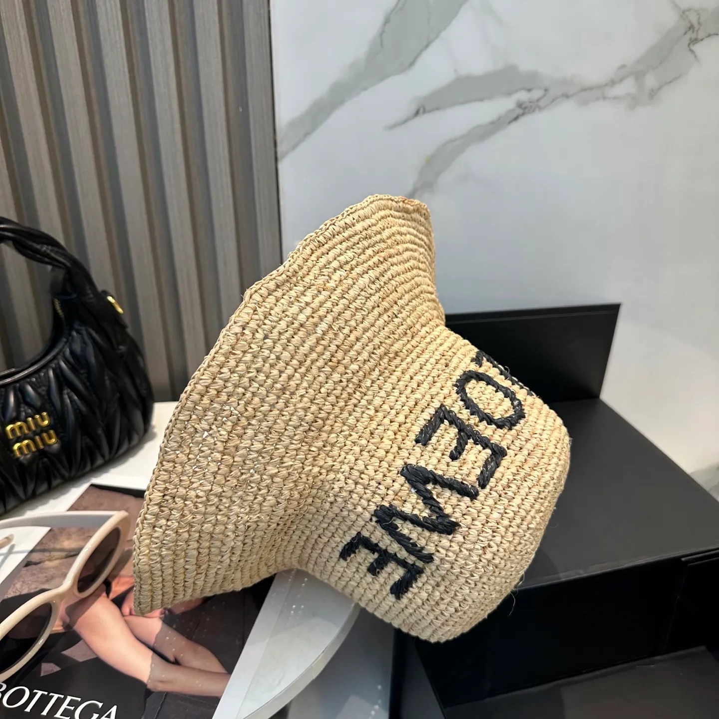 P140 Loewe/Luo Yiwei new spring and summer straw hat🎩【Upgraded version❗️This year's heavy industry upgrade is made of imported fine raffia, woven from it. Those who have bought raffia hats should know that the finer the raffia material, the more expensive the cost. 】Imported raffia straw hat with iconic letter logo design. It is very flattering and makes the V-face smaller in minutes. The shape is very impressive. The weaving texture of this hat is particularly high-end. The texture of the grass is very good. The shape of the hat is super flattering! Delicate but not exaggerated, it’s ok for everyday wear! Every fairy should have it｜It is an absolute fashionable necessity for summer beach vacationers or daily sun protection. Head circumference: 57cm.